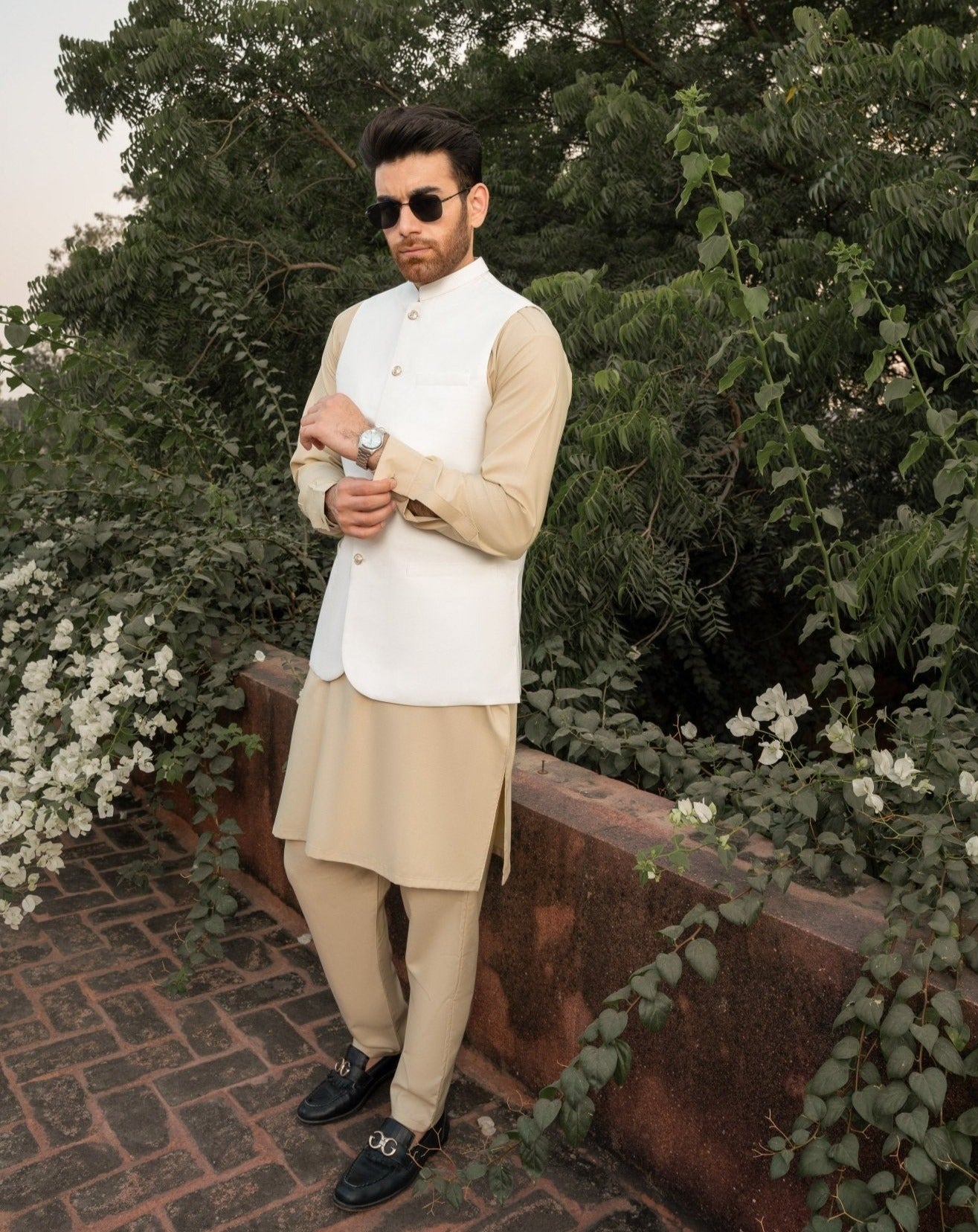 Ivory on White- 3PC - MuraqshMuraqsh Man