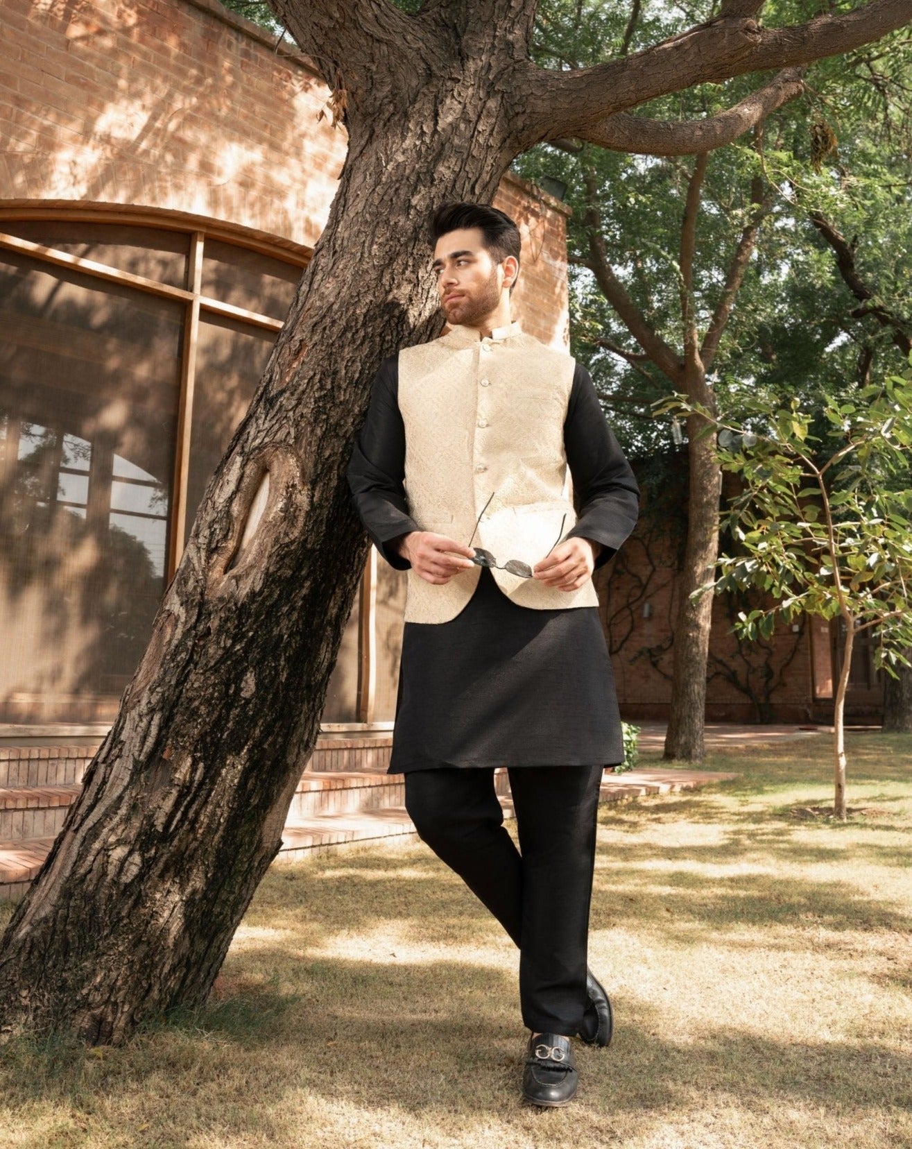 Ivory Embroided Waistcoat - MuraqshMuraqsh Man